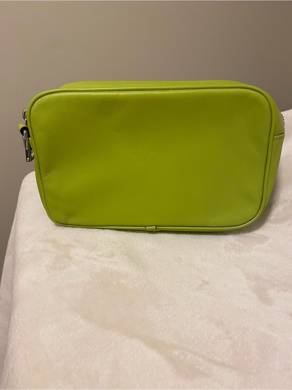 Marc Jacobs Neon Lime Embossed Logo Crossbody Camera Bag - EUC - Picture 4 of 13